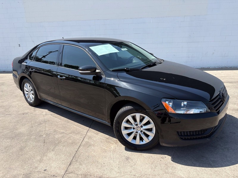 Volkswagen Passat Vehicle Full-screen Gallery Image 01