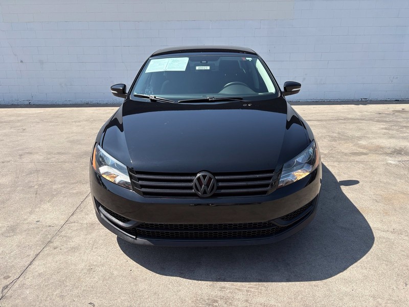 Volkswagen Passat Vehicle Full-screen Gallery Image 02