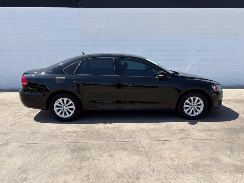 Volkswagen Passat Vehicle Full-screen Gallery Image 04