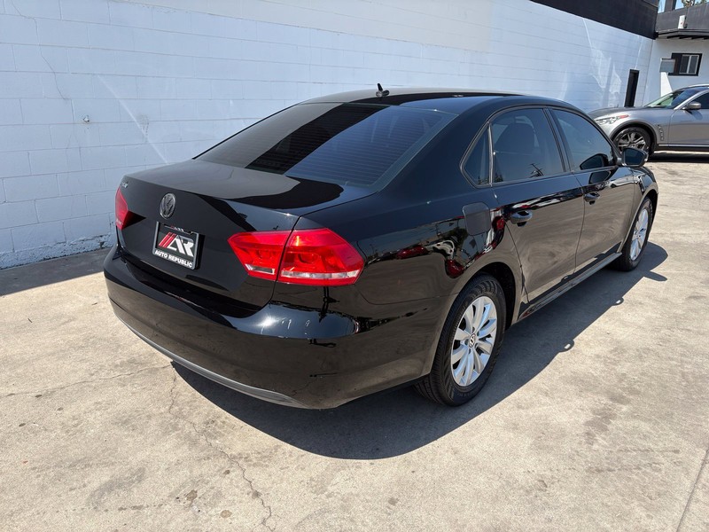 Volkswagen Passat Vehicle Full-screen Gallery Image 05