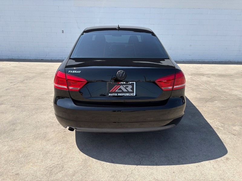 Volkswagen Passat Vehicle Full-screen Gallery Image 06