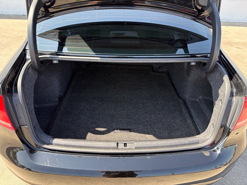 Volkswagen Passat Vehicle Full-screen Gallery Image 08