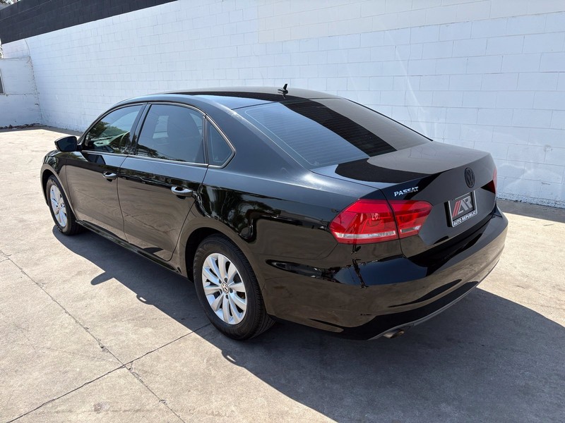 Volkswagen Passat Vehicle Full-screen Gallery Image 09