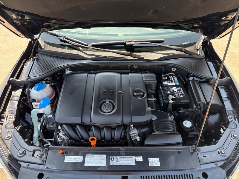 Volkswagen Passat Vehicle Full-screen Gallery Image 12