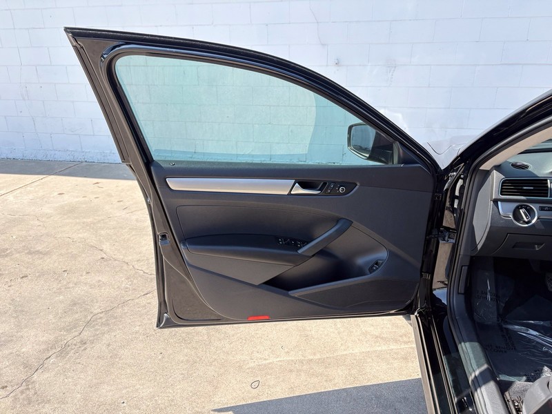 Volkswagen Passat Vehicle Full-screen Gallery Image 14
