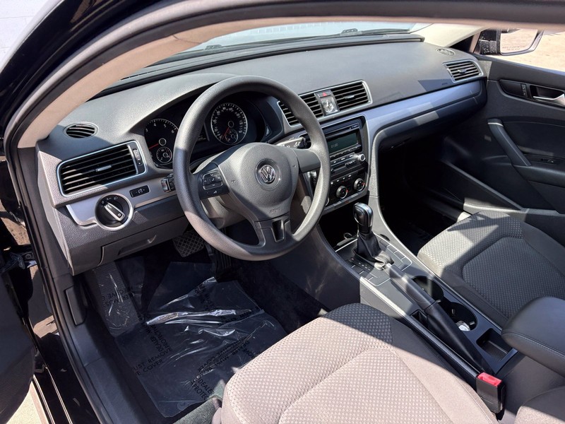 Volkswagen Passat Vehicle Full-screen Gallery Image 15
