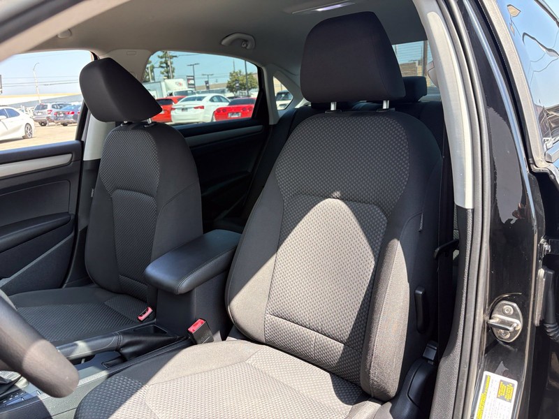Volkswagen Passat Vehicle Full-screen Gallery Image 16