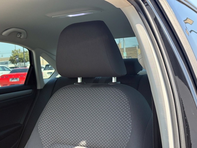 Volkswagen Passat Vehicle Full-screen Gallery Image 17