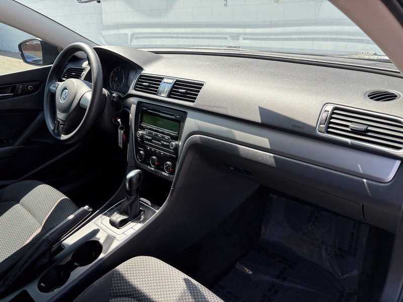 Volkswagen Passat Vehicle Full-screen Gallery Image 18