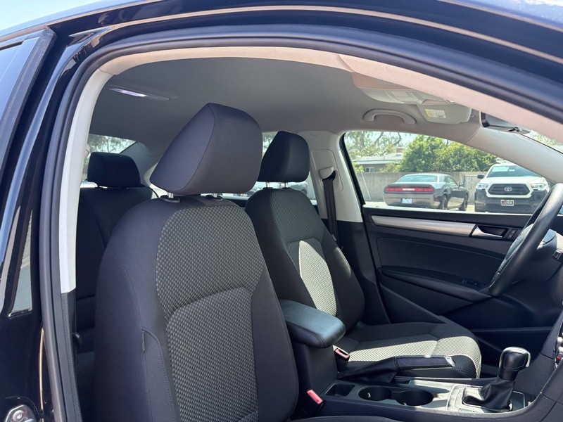 Volkswagen Passat Vehicle Full-screen Gallery Image 19