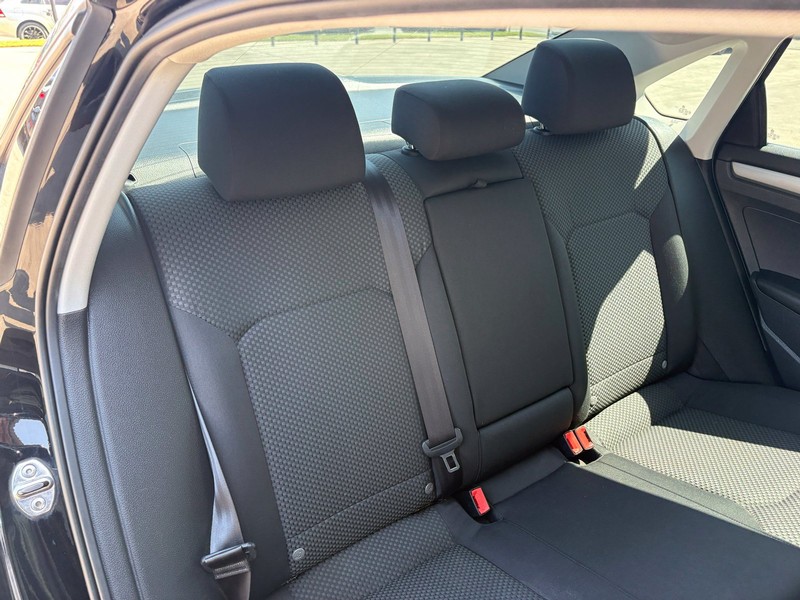 Volkswagen Passat Vehicle Full-screen Gallery Image 20
