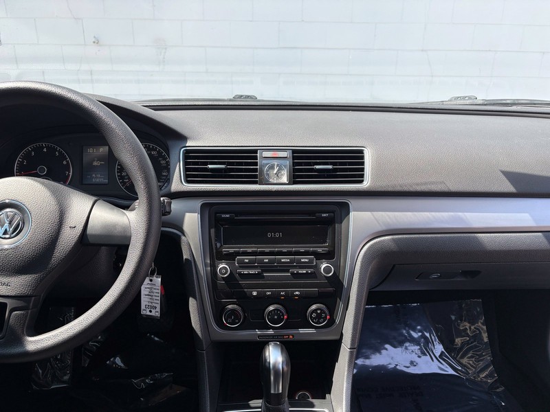 Volkswagen Passat Vehicle Full-screen Gallery Image 21