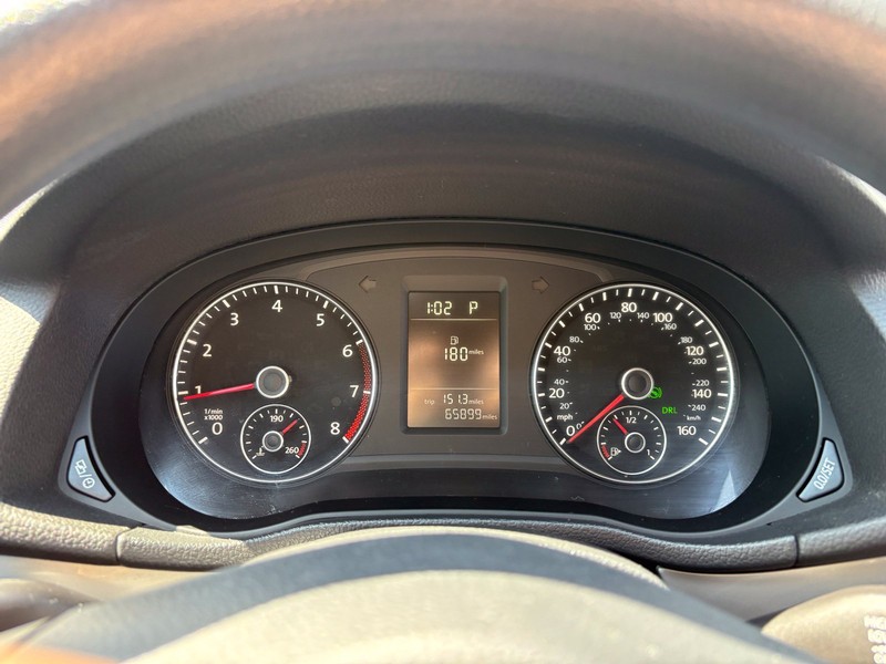 Volkswagen Passat Vehicle Full-screen Gallery Image 22