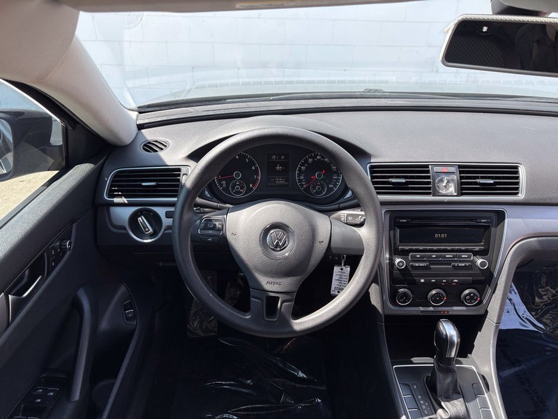 Volkswagen Passat Vehicle Full-screen Gallery Image 23