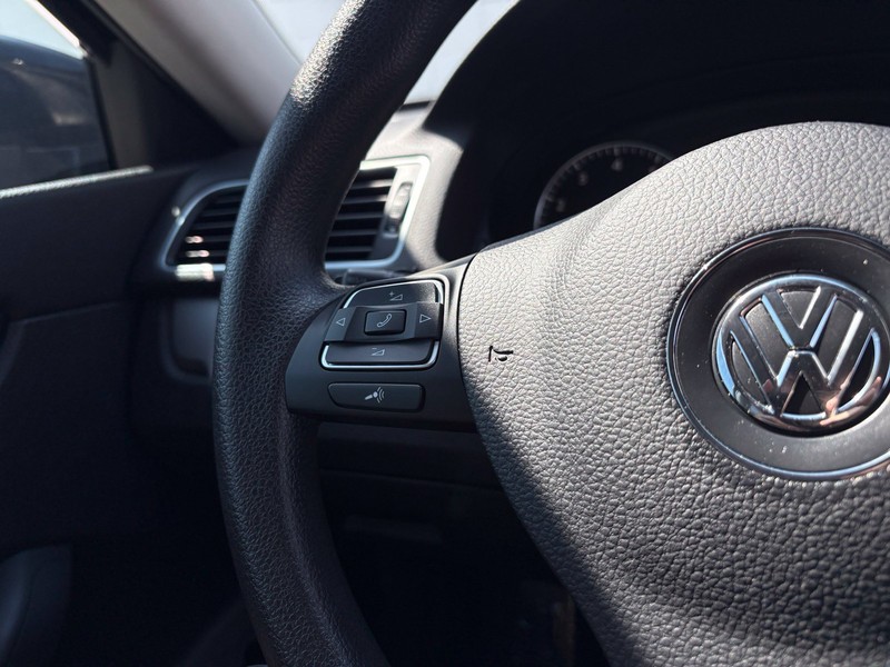 Volkswagen Passat Vehicle Full-screen Gallery Image 24
