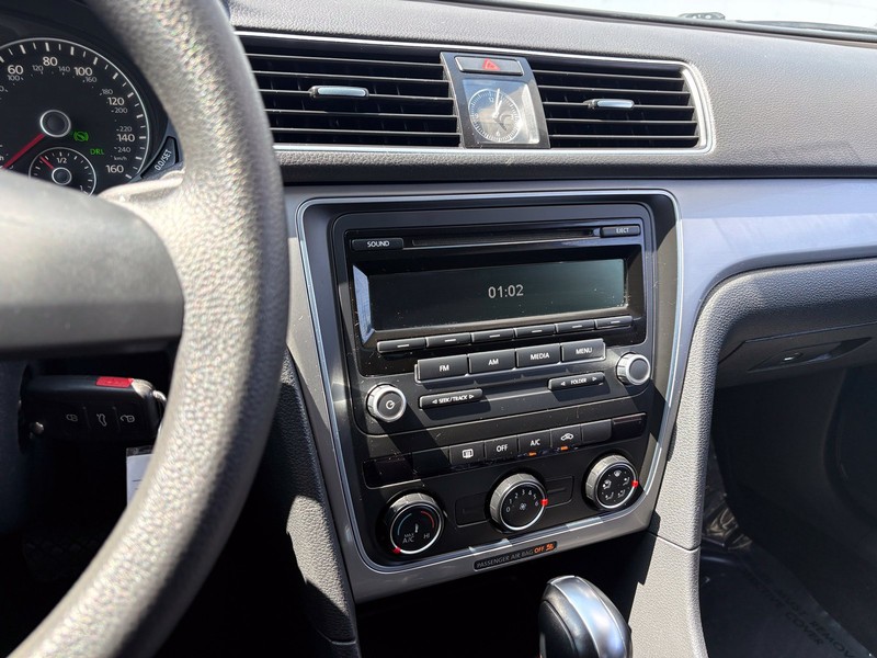 Volkswagen Passat Vehicle Full-screen Gallery Image 25