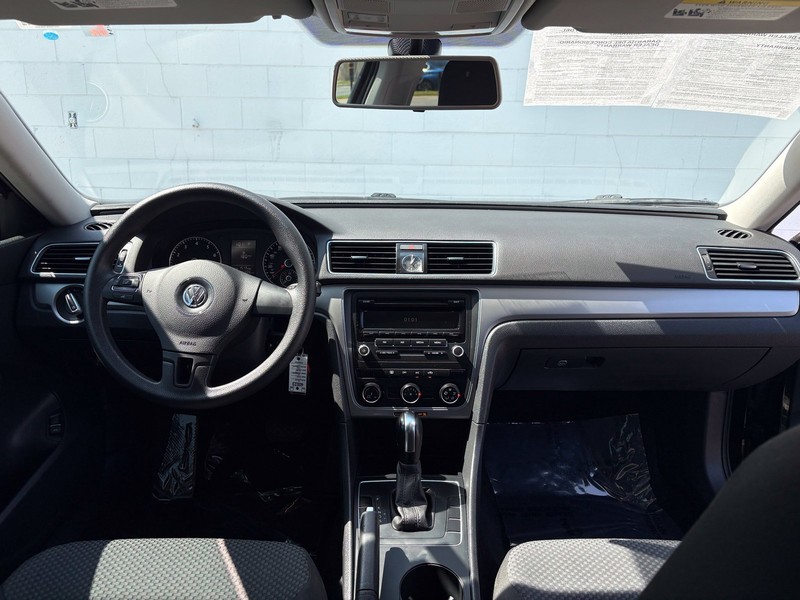 Volkswagen Passat Vehicle Full-screen Gallery Image 26