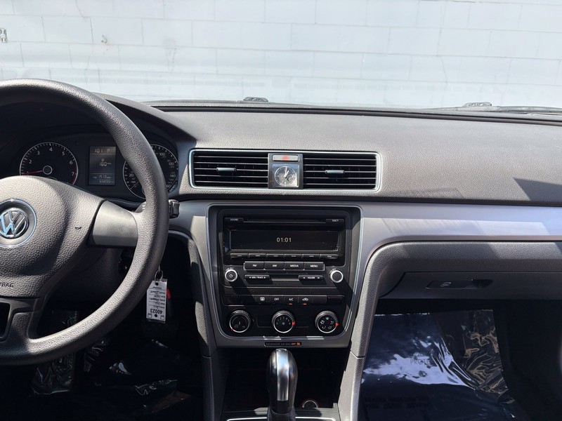 Volkswagen Passat Vehicle Full-screen Gallery Image 27