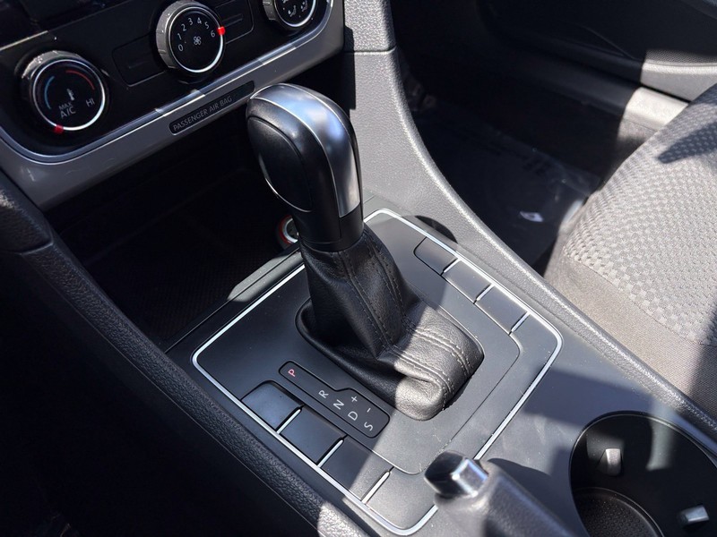 Volkswagen Passat Vehicle Full-screen Gallery Image 28