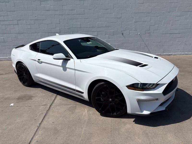 Ford Mustang Vehicle Full-screen Gallery Image 01