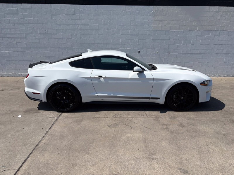 Ford Mustang Vehicle Full-screen Gallery Image 04