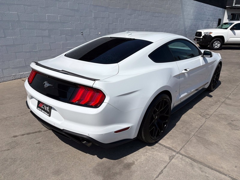 Ford Mustang Vehicle Full-screen Gallery Image 05