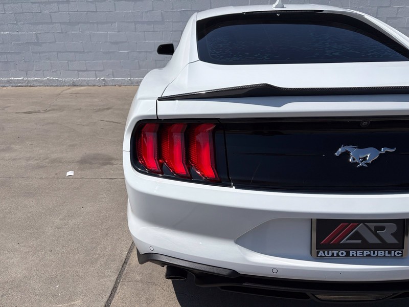 Ford Mustang Vehicle Full-screen Gallery Image 07