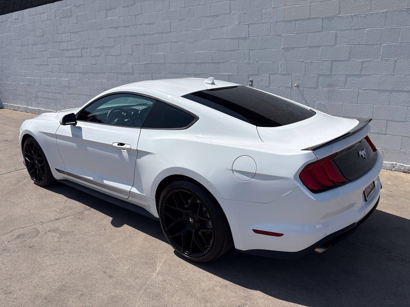 Ford Mustang Vehicle Full-screen Gallery Image 09