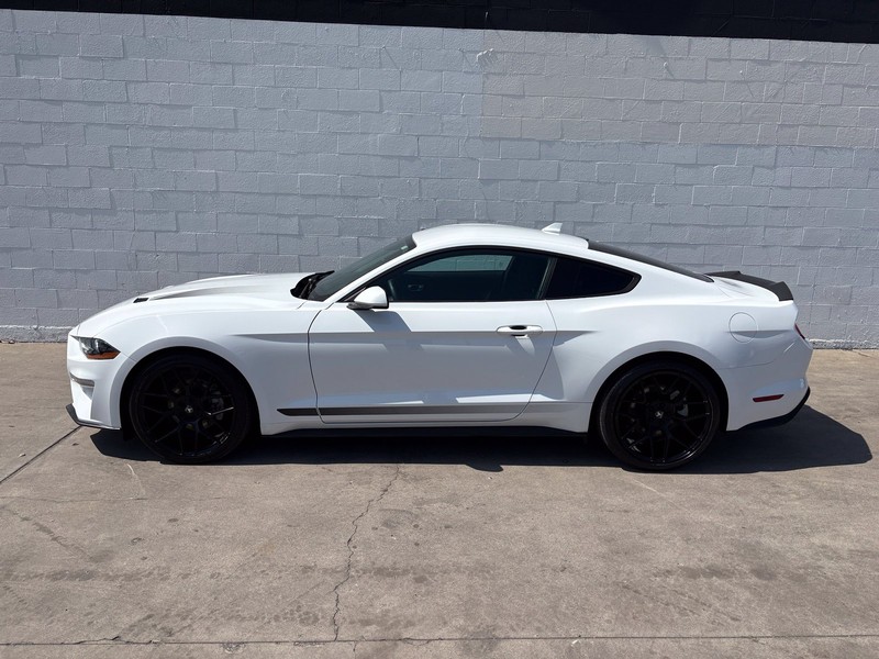 Ford Mustang Vehicle Full-screen Gallery Image 10