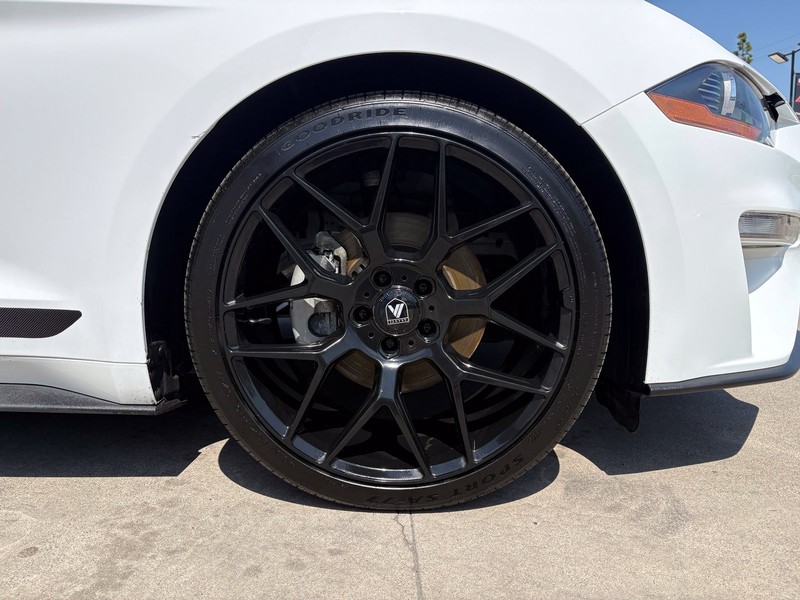 Ford Mustang Vehicle Full-screen Gallery Image 13