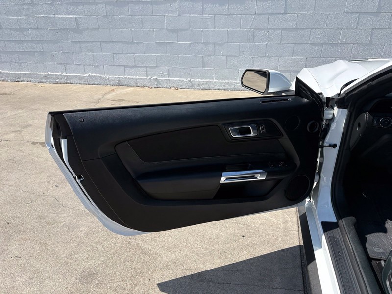 Ford Mustang Vehicle Full-screen Gallery Image 14