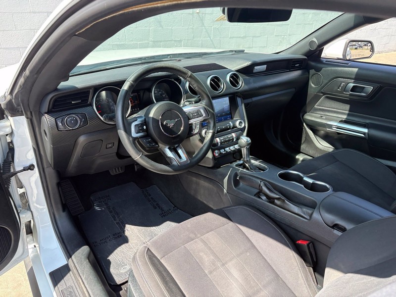 Ford Mustang Vehicle Full-screen Gallery Image 15