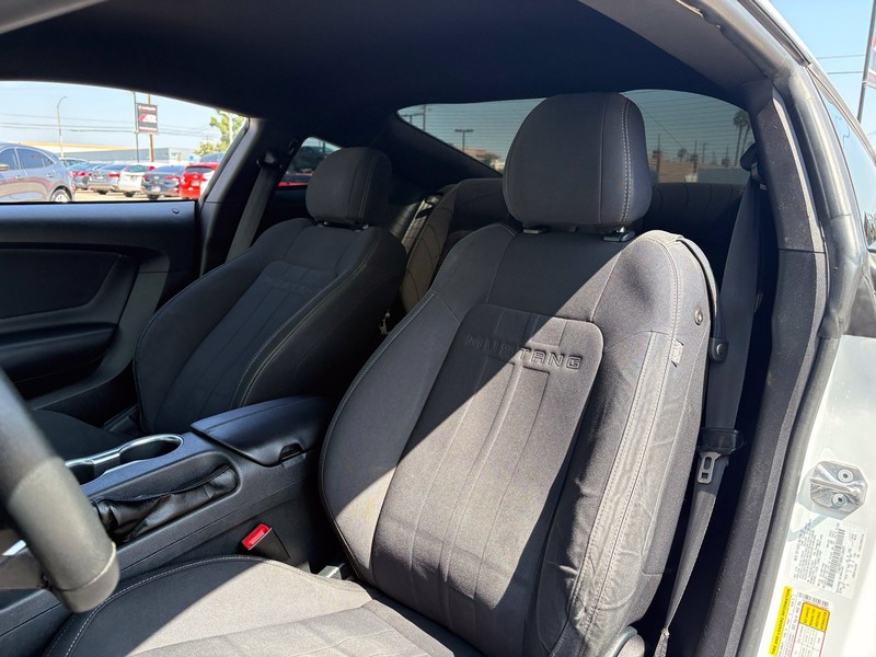 Ford Mustang Vehicle Full-screen Gallery Image 16