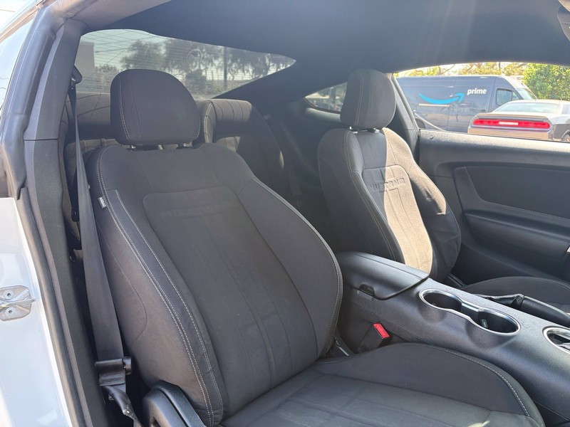 Ford Mustang Vehicle Full-screen Gallery Image 18