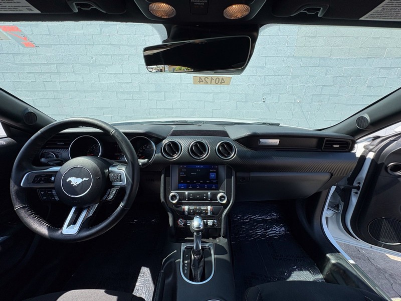 Ford Mustang Vehicle Full-screen Gallery Image 20