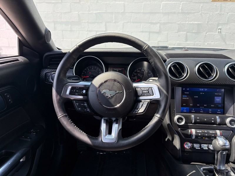 Ford Mustang Vehicle Full-screen Gallery Image 22