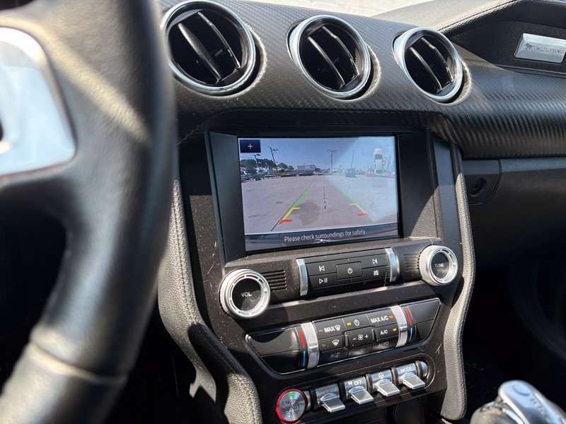 Ford Mustang Vehicle Full-screen Gallery Image 26