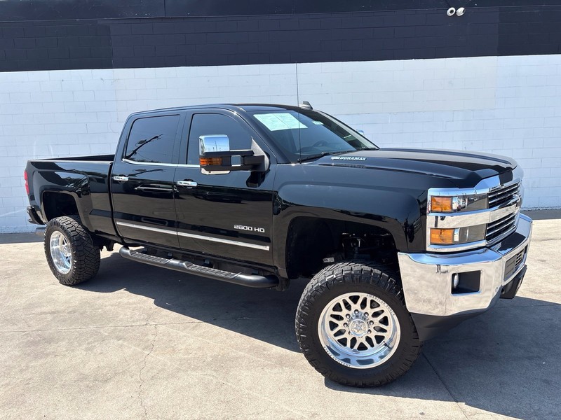 Chevrolet Silverado 2500HD Vehicle Full-screen Gallery Image 01
