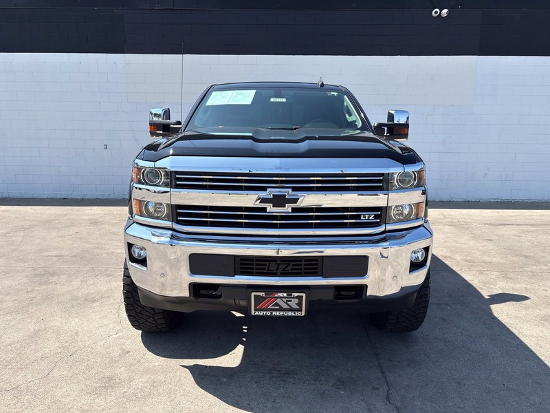 Chevrolet Silverado 2500HD Vehicle Full-screen Gallery Image 02