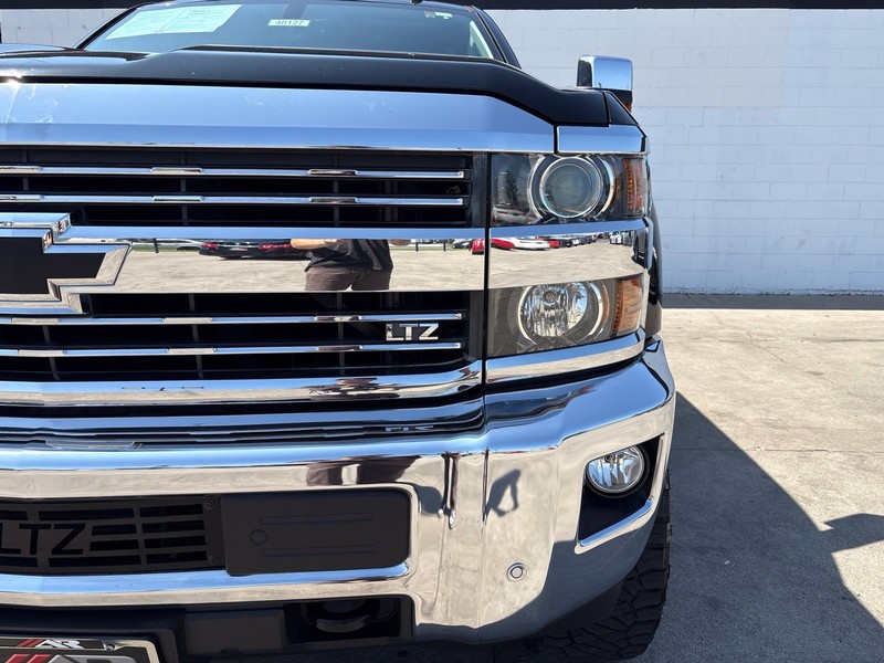 Chevrolet Silverado 2500HD Vehicle Full-screen Gallery Image 03