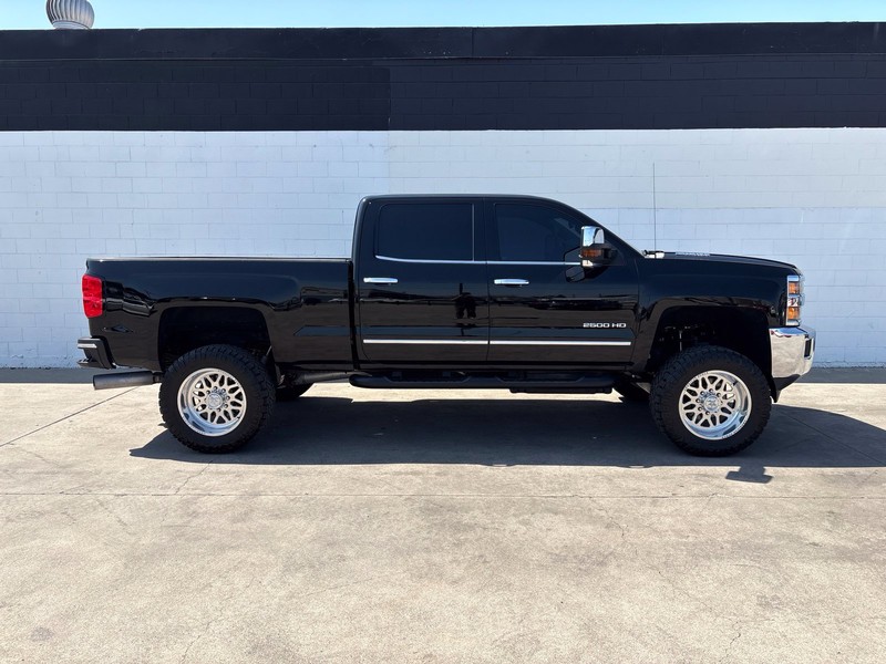 Chevrolet Silverado 2500HD Vehicle Full-screen Gallery Image 04