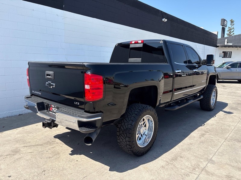 Chevrolet Silverado 2500HD Vehicle Full-screen Gallery Image 05