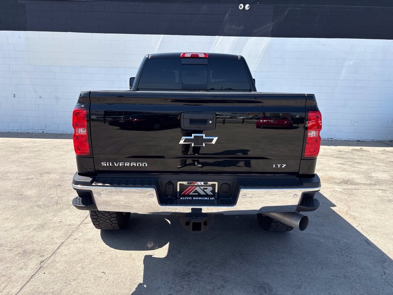 Chevrolet Silverado 2500HD Vehicle Full-screen Gallery Image 06