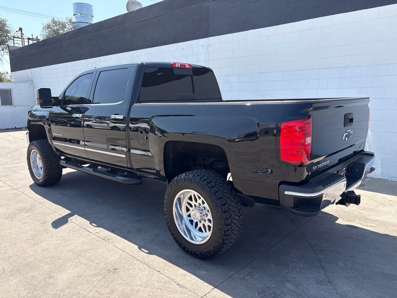 Chevrolet Silverado 2500HD Vehicle Full-screen Gallery Image 09