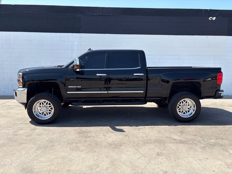 Chevrolet Silverado 2500HD Vehicle Full-screen Gallery Image 10