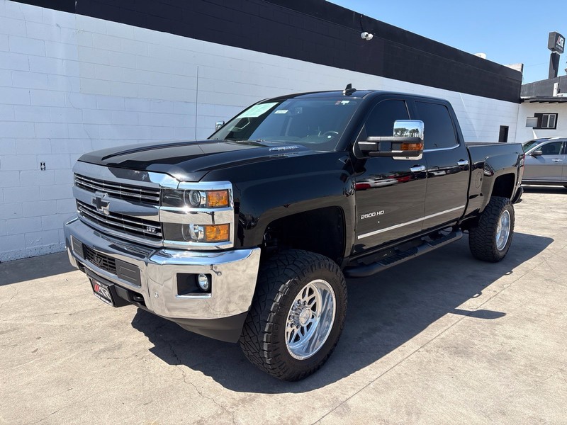 Chevrolet Silverado 2500HD Vehicle Full-screen Gallery Image 11