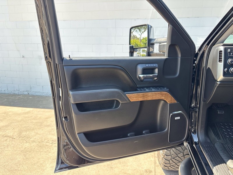 Chevrolet Silverado 2500HD Vehicle Full-screen Gallery Image 14