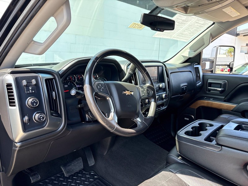 Chevrolet Silverado 2500HD Vehicle Full-screen Gallery Image 15