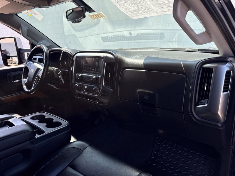 Chevrolet Silverado 2500HD Vehicle Full-screen Gallery Image 18