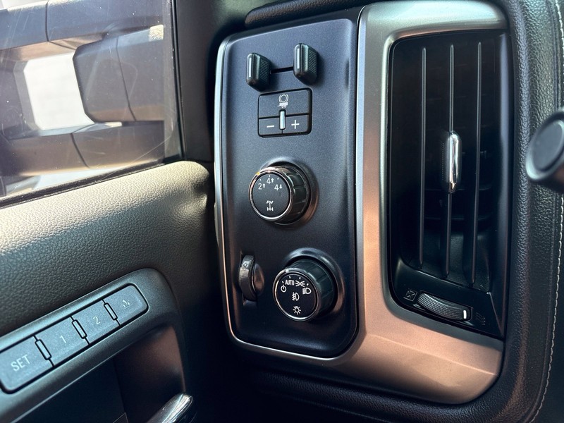 Chevrolet Silverado 2500HD Vehicle Full-screen Gallery Image 30